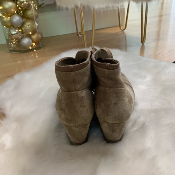 NWOT! Madden Girl Lace Up Wedge Booties, Suede 9 - Picture 4 of 9